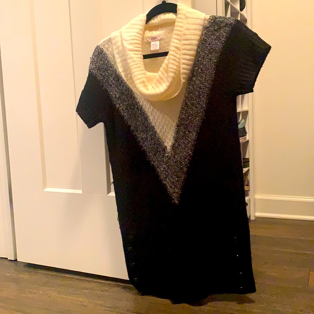 Oversized short sleeve woman’s sweater.
